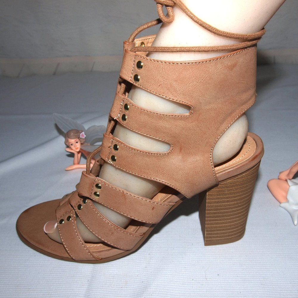Madden Girl Women's Gladiator Sandals Nyles 9.5M NWOB